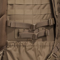 Detailansicht Kompressions- und Befestigungsriemen an der Seite des Tasmanian Tiger Mil OPS Packs 80+24 Coyote Brown