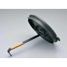 Dutch Oven Lifter Pro als Haltestock, um gusseiserne Topfdeckel abzustellen
