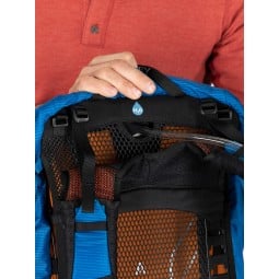 Trinkschlauchausgang auf der Rückseite des Osprey Exos 48 Rucksacks