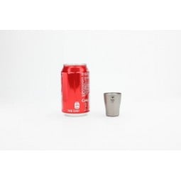 Titanium Shot Glass 10 ml Größenvergleich mit einer kleinen Getränkedose