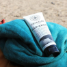 Sjö&Hav Outdoor Wash Hair & Body Seife beispielhaft im Einsatz auf einem Handtuch drapiert