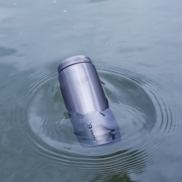 Titanium Water Bottle Screw Top 400ml Screw Top im Wasser schwimmend
