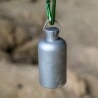 Titanium Water Bottle Clip Top 400 ml am kleinen Henkel des Deckels befestigt