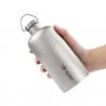 Titanium Water Bottle Clip Top 400 ml in der Hand gehalten