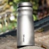 Titanium Sports Bottle 700ml draußen platziert