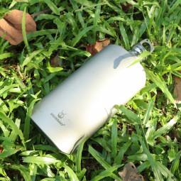 Titanium Water Bottle Slim 800 ml ins Gras gelegt