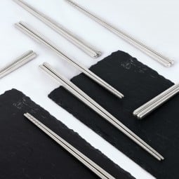 Mehrere Titanium Chopsticks Hollow nebeinander angerichtet