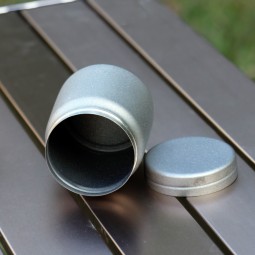 SilverAnt Titanium Tea Tin Case auf einem Tisch platziert