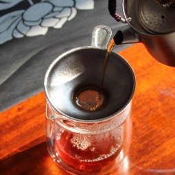 SilverAnt Titanium Tea Filter über einem Teekännchen aus Glas eingesetzt