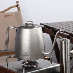 Titanium 1200 ml Pour Over Kettle direkt über dem Kocher verwendet