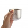 SilverAnt Titanium 125 ml Tea Cup in der Hand gehalten