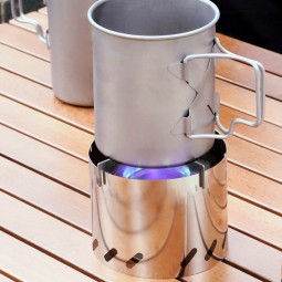 Titanium Stove Set mit Windschutz im Einsatz mit Topf darauf (nicht enthalten!)