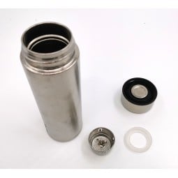 Titanium Water Bottle Doublewall mit Filter, Dichtung und Deckel daneben