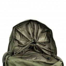 Field Pack MKII mit Schneefang über dem Hauptfach, der mit einem Kordelzug verschlossen werden kann