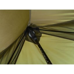 Aufnahme für die Trekkingstockspitze am höchsten Punkt des Liteway Illusion Solo Zeltes Oliv