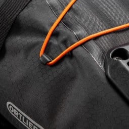 Ortlieb Seat Pack QR Schwarz  mit leichten Haken zur Fixierung des Schnürzugsystems