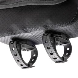 Ortlieb Fuel Pack Schwarz mit dazugehöriger Halterung