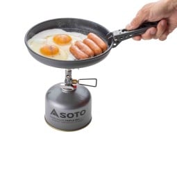 Soto Navigator Frying Pan im EInsatz auf einem Kocher (Zubehör nicht enthalten)