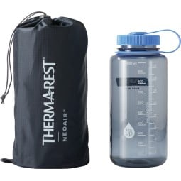 NeoAir XLite NXT MAX Isomatte Packmaß verglichen mit einer 1 Liter Nalgene Flasche