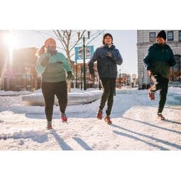 Kahtoola NANOspikes in rot beim winterlichen Lauf im Einsatz