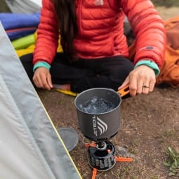 Jetboil Stash Kochsystem mit kochendem Wasser darin