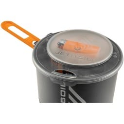 Jetboil Stash Kochsystem mit innovativem Deckeldesign, in das eine Kartusche und ein Feuerzeug eingeklemmt werden kann