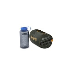 Packmaß des Nemo Dragonfly OSMO Bikepack 2P Zeltes verglichen mit einer Nalgene 1 Liter Trinkflasche