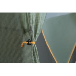 Leichtgängiger Verschluss, um die Tür des Nemo Dragonfly OSMO Bikepack 1P Zeltes an Seite zu rollen