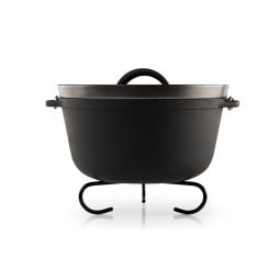 GSI Guidecast Dutch Oven 5 Qt auf robustem Topfstand abgestellt