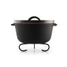 GSI Guidecast Dutch Oven 5 Qt auf robustem Topfstand abgestellt