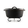 GSI Guidecast Dutch Oven 7 Qt auf robustem Topfstand abgestellt