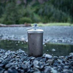 HydraPak Flux Collapsible Bottle 1,5l an einem Fluss aufgestellt