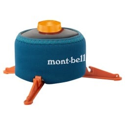 Montbell Gas Canister Sock 110 beispielhaft mit Gaskartusche und Standfuß im Einsatz (beides nicht enthalten)