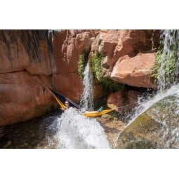 Amazonas Adventure Hängematte XXL unter einem kleinen Wasserlauf zwischen Felsen aufgehängt