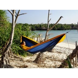 Amazonas Adventure Hängematte XXL am Strand aufgehängt