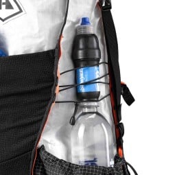 Seitentasche mit darüber liegenden Kompressionsschnüren am Hyperlite Mountain Gear Unbound 40 Rucksack