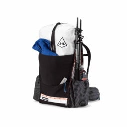 Hyperlite Mountain Gear Unbound 40 Rucksack bepackt mit Ausrüstung wie Trekkingstöcken (nicht enthalten)