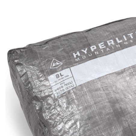 Hyperlite Mountain Gear Side Entry Pod 8l Detailansicht Logo und Beschriftung