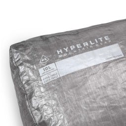 Hyperlite Mountain Gear Side Entry Pod 10l Detailansicht Logo und Beschriftung