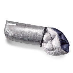 Hyperlite Mountain Gear Side Entry Pods 8l mit Daunenquilt bepackt