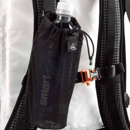 Hyperlite Mountain Gear Bottle Pocket beispielhaft am Rucksack befestigt mit Flasche darin (nicht enthalten)