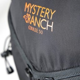 Deckelfach und Logo am Mystery Ranch Coulee 50 Rucksack Black