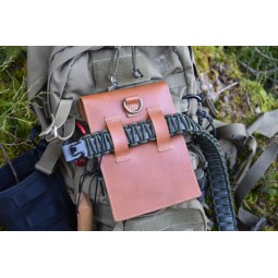 Bushcraft Essentials Ledertasche Bushbox XL mit Paracordgürtel an einem Rucksack befestigt
