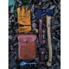 Bushcraft Essentials Ledertasche Bushbox XL im Einsatz mit Werkzeugen