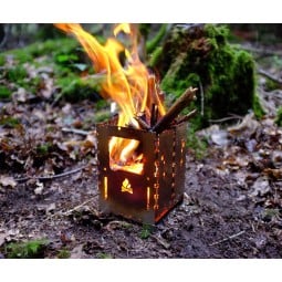 Bushcraft Essentials Bushbox XL mit Feuerholz betrieben