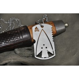 Bushcraft Essentials Dog Tag an einer Kugelkette befestigt