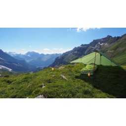 Exped Scout Tarp Extreme draußen im Einsatz mit Biwaksack (nicht enthalten)