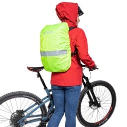 Tatonka Raincover Bike Daypack Safety Yellow auf Rucksack gezogen