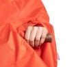 Tatonka Bike Poncho Red Orange mit Eingriffen, um die Hände herauszustrecken