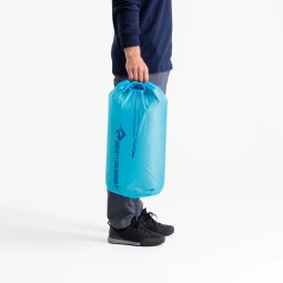 Sea to Summit Ultra Sil Stuff Sack High Rise 20 l getragen zum Größenvergleich